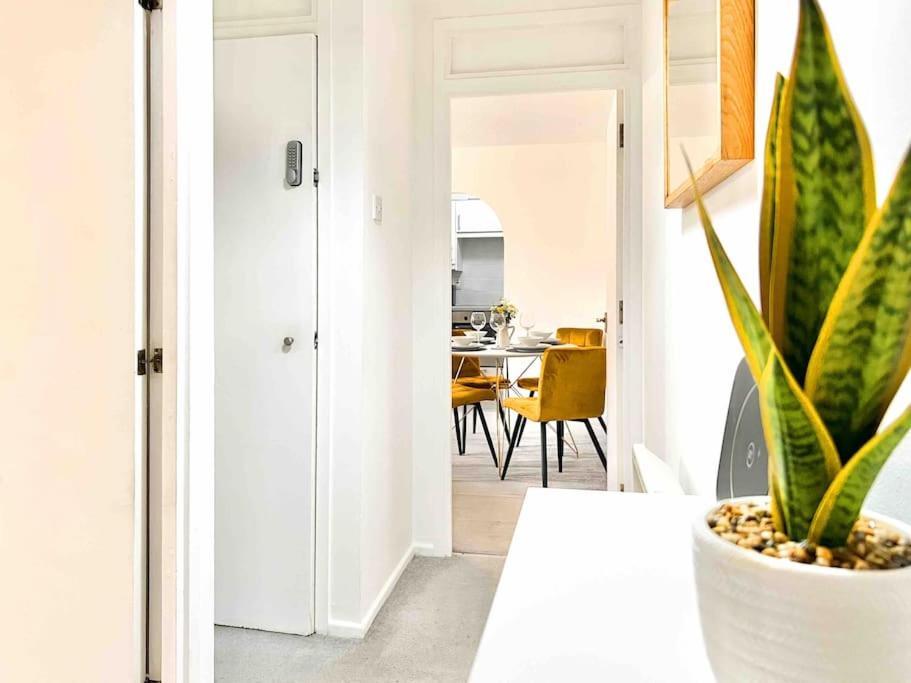 Free Parking - Business Or Relocation - Weekly Or Monthly - 4 Guests By Hofin Stays Short Lets & Serviced * Londen